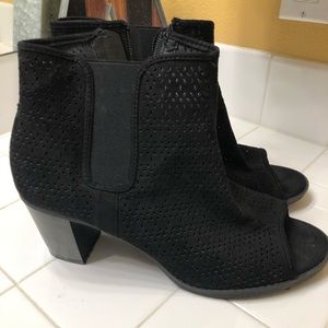 GUC Size 12W Avenue Black open toed booties